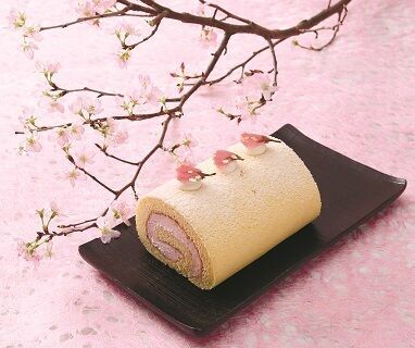 大丸東京店に春限定の桜スイーツ全100種集結、桜の塩漬けを飾った和風ロールケーキや花びらクッキーなど