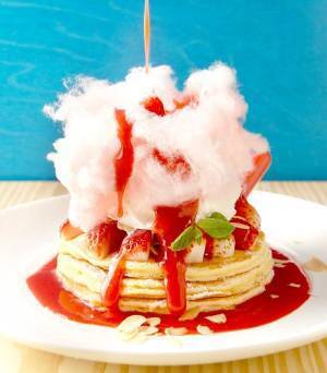 クア・アイナから「コットンキャンディパンケーキ」登場、ふわふわ綿菓子にストロベリーソース