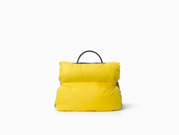 ヴァレクストラ“バッグのダウンジャケット”や異素材ストラップで遊ぶ18年秋冬ハンドバッグ