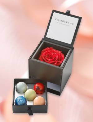 "惑星"モチーフのショコラ＆ダイヤラメ付きバラがセットに、リーガロイヤルホテル大阪で