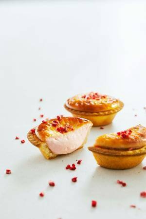 焼きたてチーズタルト専門店「ベイク」から春限定「焼きたてストロベリーチーズタルト」発売