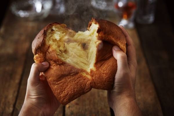 高級食パン専門店嵜本から、水曜限定「マスカルポーネと蜂蜜の食パン」耳まで甘く、柔らかな口当たり