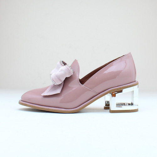 ジェフリーキャンベルの“蹄ヒール”新作シューズ、ベルベットリボン付きのエナメルアッパー