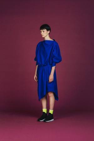 ネ・ネット「ワンタン」シリーズ、長方形の布を折り畳むワンタンの様なワンピースやブラウス