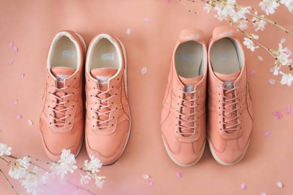 オニツカタイガーから、天然桜で染めた淡いピンクレザーのスニーカー