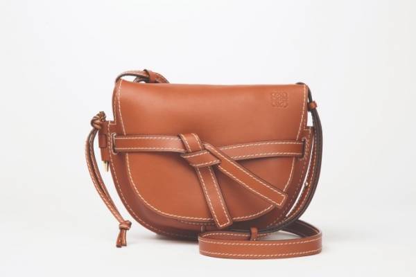 ロエベから"鞍"が着想の新作「ゲート・バッグ」ベルト付きフラップ型を高品質レザーで