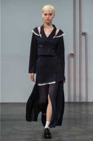 アキコアオキ 2018-19年秋冬コレクション - シンプルなカラーとマスキュリン