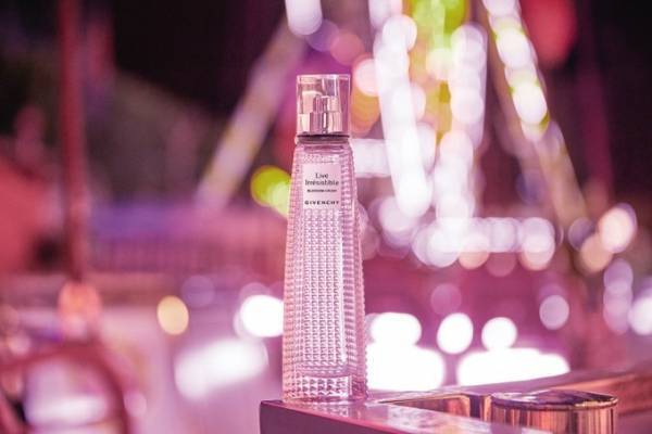 ジバンシイから新オードトワレ、"一瞬で恋に落ちる"フローラルブーケの香り