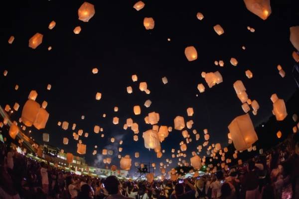 日本最大級・スカイランタンイベントが三井アウトレットパーク 滋賀竜王で、3千個のランタンが空へ