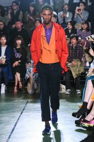 ランバン オン ブルー18春夏ランウェイショー、アウトドアウェアをシックに着こなして