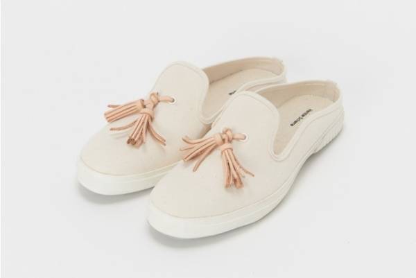 エンダースキーマ「パラレル」シリーズ第1弾、レザーミュールをキャンバス地×ラバーソールでリプロダクト