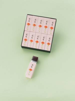 とらやより母の日に向けた、カーネーションが描かれた限定パッケージ羊羹