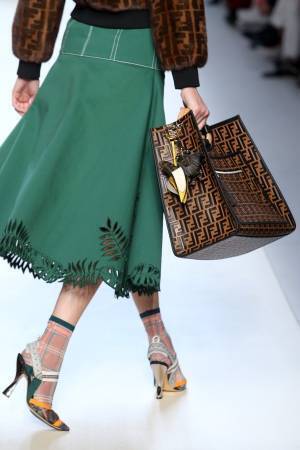 フェンディ新作シューズ「コリブリ」熱帯のカラフルな小鳥をイメージしたパンプスやサンダル