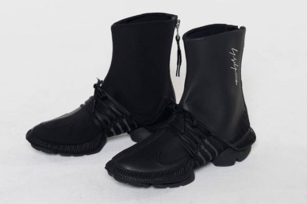 ヨウジヤマモト×アディダスの新作スニーカー、異素材を大胆に合わせたオールブラックシューズ