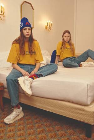 メゾン キツネ×韓国発アーダーエラー、プレイフルなロゴ＆カラーのボマージャケットやTシャツ