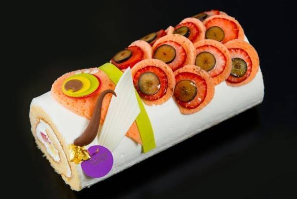 ホテル インターコンチネンタル 東京ベイの「こいのぼりロール」色鮮やかなベリーの鱗