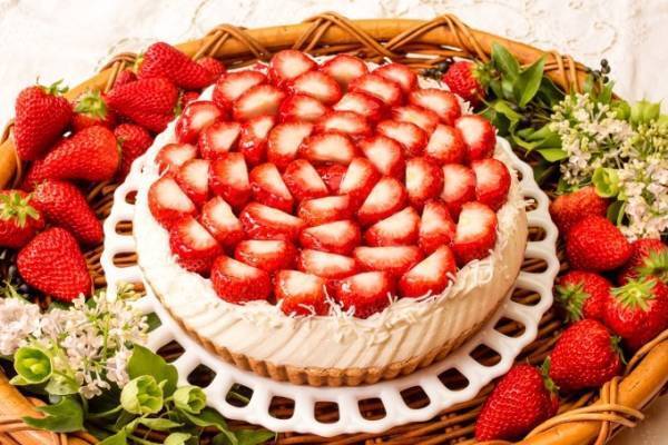 キル フェ ボン新作「菊川市産 朝摘み 寒蜜いちごタルト」新鮮なイチゴと生クリーム&カスタード