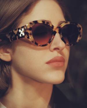 オフ-ホワイト×サングラス・ハットのコラボサングラス、側面にブランドロゴを配置したデザイン