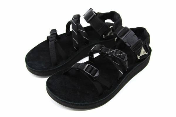 テバ×エミよりオールブラックのコラボサンダル、ストライプ柄ストラップ＆スエード素材のソール