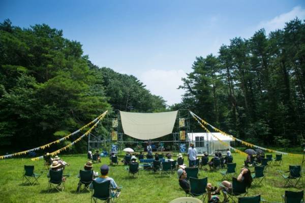 富士山の麓で「湖畔の映画祭」月光の下テントの中から映画鑑賞、日中はキャンプで大自然を満喫