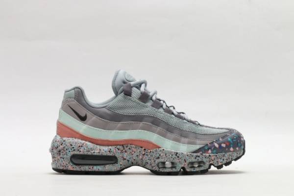 アトモス限定のナイキ「エアマックス95」つま先に紙吹雪を散らしたウィメンズスニーカー