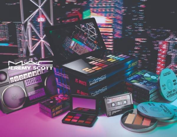 M∙A∙C×ジェレミー・スコットのコラボコスメ、ラジカセやCDモチーフのポップなパッケージ