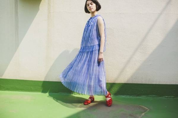 ネ・ネットから、表と裏で異なる表情を楽しむワンピースやスカート - チュールプリーツ×天竺