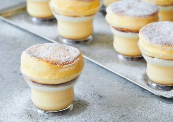 スフレパンケーキプリン専門店「フリッパーズ スタンド」新宿ニュウマンに、とろける4層の進化系スイーツ