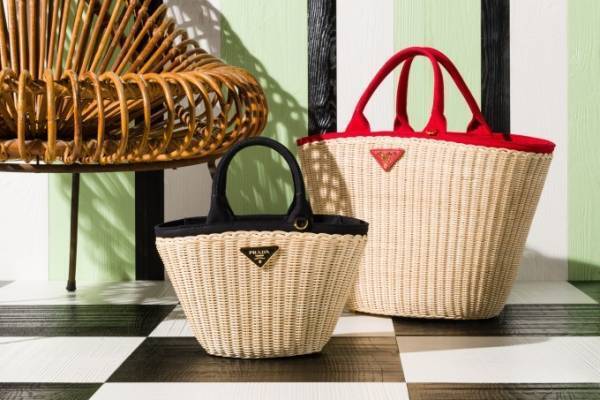 プラダのレディース新作コレクション、PVCやバンブー素材のバッグや新ソールのスニーカー