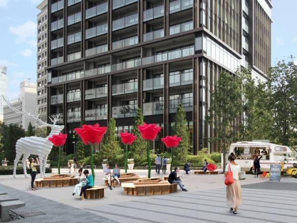 東京ガーデンテラス紀尾井町、巨大なバラが咲く屋外ラウンジが限定オープン - 夜はライトアップも