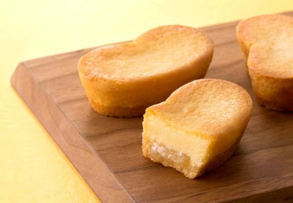 「東京ばな奈」がチーズケーキに変身！クリームチーズ入りのしっとり生地＆優しいバナナ風味