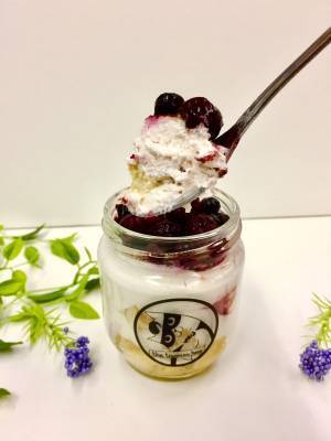 ティラミスヒーローの新作ティラミス「ミックスベリーヒーロー」甘酸っぱいカシスや苺がゴロゴロ