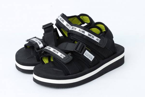 X-girl×スイコックのコラボサンダル、ブランドロゴ入りストラップ＆ネオンカラーを差し込んで