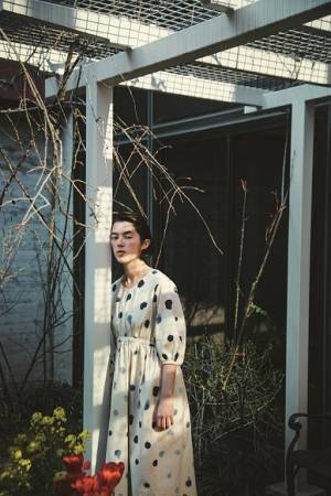 ちひろ美術館×スポークン ワーズ プロジェクトのコラボ展、いわさきちひろの水彩画が布地や服に