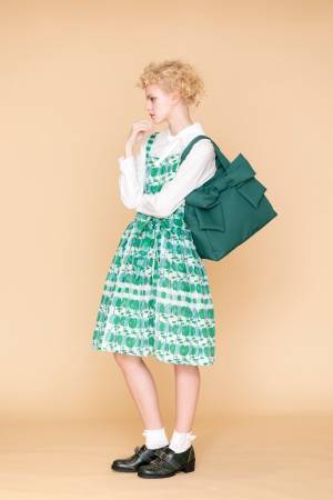 ジェーンマープル「リンゴ」柄ドレスやスカート、ザ・ビートルズから着想を得て