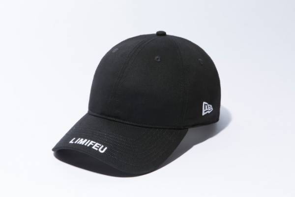 リミ フゥ×ニューエラのコラボキャップ - 黒地にホワイトのブランドロゴ刺繍でスポーティーに