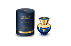 ヴェルサーチのウィメンズ新香水「ディランブルー フェム オーデパルファム」官能的なウッディの香り
