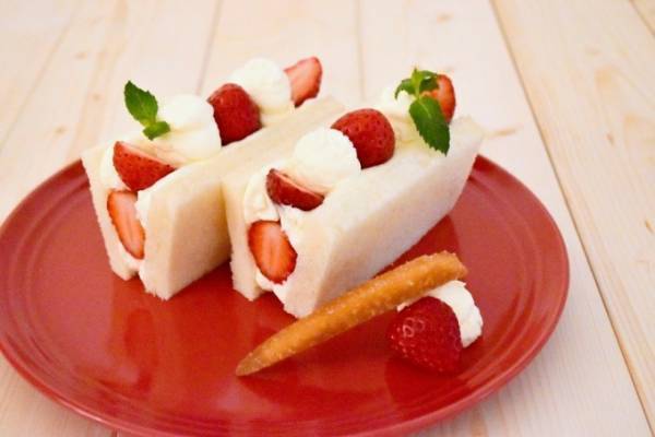 ブラザーズカフェ、高級食パン専門店 嵜本とコラボした「たっぷりいちごのフルーツサンド」