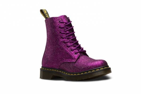 ドクターマーチン新作シューズ「グリッター」アイコンブーツを煌めくカラーで、リボンのシューレース付き