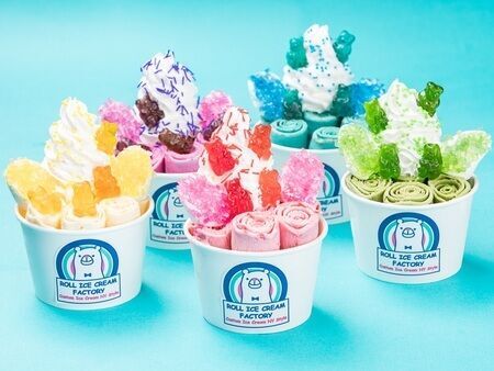 ロールアイス専門店「ロール アイス クリーム ファクトリー」レインボーカラーの限定メニュー