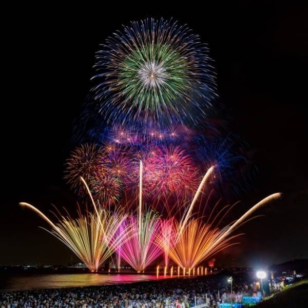 「幕張ビーチ花火フェスタ2018」幕張海浜公園で開催、夜空を彩る2万発の海上花火