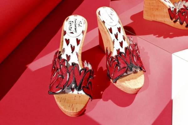 三浦大地×ランダのコラボサンダル、真っ赤なハートの刺繍を散りばめたウェッジソールなど