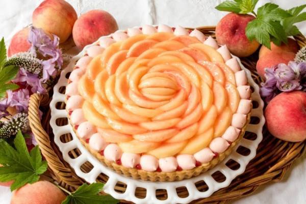 キル フェ ボンより桃の関東限定タルト「山梨県産 夢みずきのタルト」果汁たっぷりの桃を贅沢に