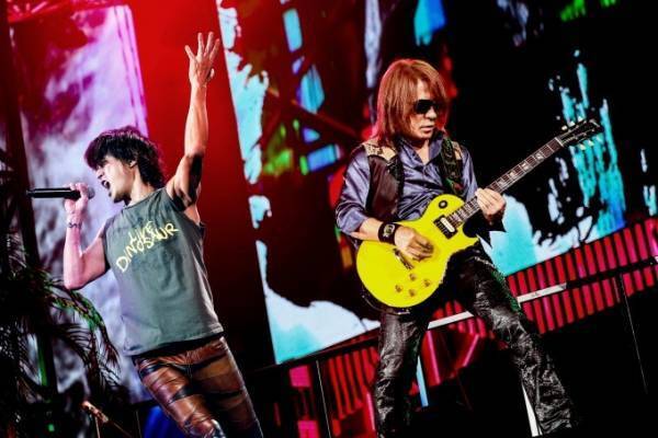 B’z30周年エキシビジョン“SCENES”限定の映像作品が全国公開へ、初公開ライブ映像含む75分