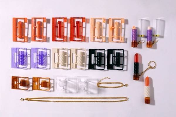 シアタープロダクツの"プラモデル"リップスティックアクセサリー、108通りのピアスやネックレス