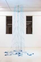 「平野薫―記憶と歴史」展がポーラ美術館で、糸になるまで分解した傘をインスタレーションで再構築
