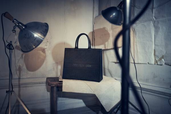 ディオール18年フォール コレクション新作、赤いハートを刺繍した「レディ ディオール」バッグなど