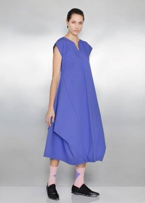 132 5. ISSEY MIYAKEの18年秋冬新作、布を身体に巻いたような"原始的"ワンピース