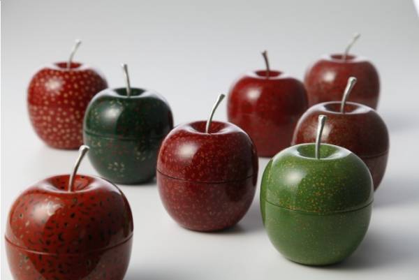 日本発の高品質なプロダクトが日本橋三越本店に集結 - 漆塗りのりんごやパステルカラーのこけしなど