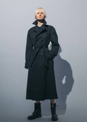 Y’sの本格派レインコート - 布製傘の基準をクリアする素材を使用、トレンチコート&フード付きコート